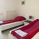 Self Check In Ganzes 40 M Zwei Schlafzimmer Wlan Parkplatz Eigenes Badezimmer Mit Badewanne Kochecke Einfamilienhaus * Duisburgo