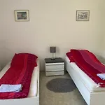 Apartamento Self Check In Ganzes 40 M Zwei Schlafzimmer Wlan Parkplatz Eigenes Badezimmer Mit Badewanne Kochecke Einfamilienhaus Duisburgo