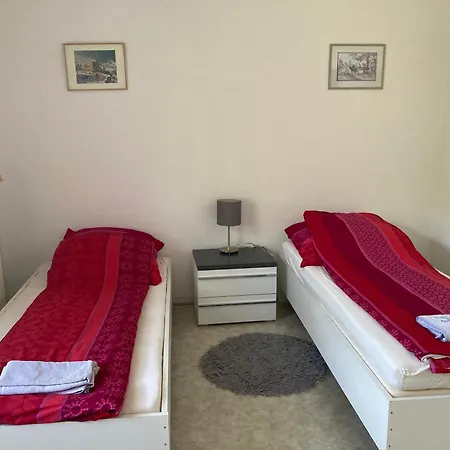 Apartment Self Check In Ganzes 40 M Zwei Schlafzimmer Wlan Parkplatz Eigenes Badezimmer Mit Badewanne Kochecke Einfamilienhaus Duisburg