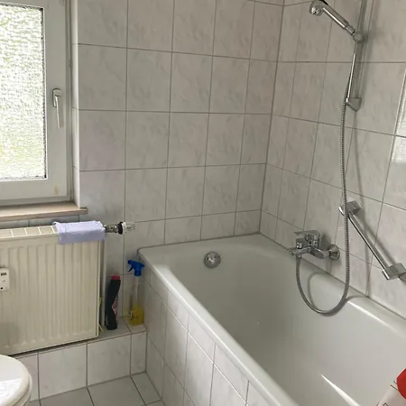 アパート Self Check In 42 M Schlafzimmer Eigenes Badezimmer Mit Badewanne Kochecke Mit Esszimmer Im Einfamilienhaus Eigenes Badezimmer Keine ドゥイスブルグ