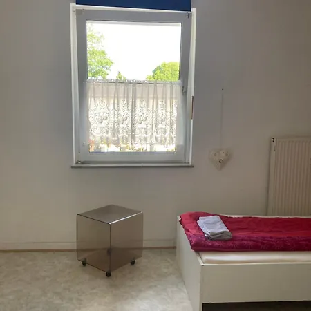Self Check In Ganzes 40 M Zwei Schlafzimmer Wlan Parkplatz Eigenes Badezimmer Mit Badewanne Kochecke Einfamilienhaus Apartamento