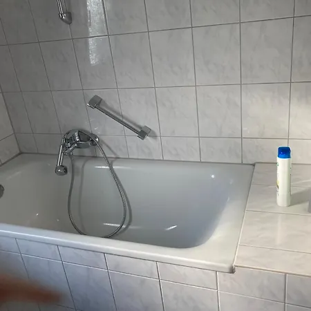 Self Check In Ganzes 40 M Zwei Schlafzimmer Wlan Parkplatz Eigenes Badezimmer Mit Badewanne Kochecke Einfamilienhaus アパート
