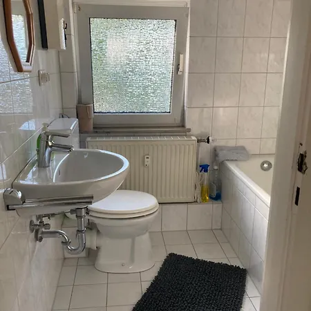 アパート Self Check In 42 M Schlafzimmer Eigenes Badezimmer Mit Badewanne Kochecke Mit Esszimmer Im Einfamilienhaus Eigenes Badezimmer Keine ドゥイスブルグ