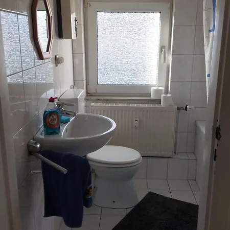 アパート Self Check In 42 M Schlafzimmer Eigenes Badezimmer Mit Badewanne Kochecke Mit Esszimmer Im Einfamilienhaus Eigenes Badezimmer Keine ドゥイスブルグ