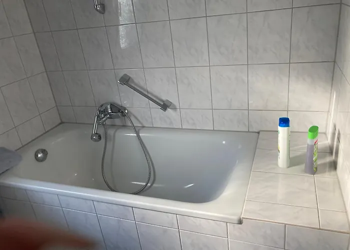 Self Check In 42 M Schlafzimmer Eigenes Badezimmer Mit Badewanne Kochecke Mit Esszimmer Im Einfamilienhaus Eigenes Badezimmer Keine アパート