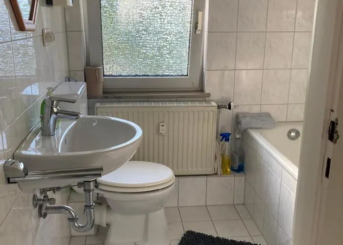 アパート Self Check In 42 M Schlafzimmer Eigenes Badezimmer Mit Badewanne Kochecke Mit Esszimmer Im Einfamilienhaus Eigenes Badezimmer Keine ドゥイスブルグ