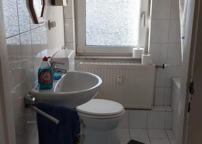 アパート Self Check In 42 M Schlafzimmer Eigenes Badezimmer Mit Badewanne Kochecke Mit Esszimmer Im Einfamilienhaus Eigenes Badezimmer Keine ドゥイスブルグ